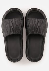 Born2be - Czarne Klapki na Grubej Podeszwie z Tłoczoną Cholewką Farnan. Okazja: na co dzień, na spacer. Kolor: czarny. Materiał: dzianina, dresówka. Wzór: paski. Sezon: lato. Styl: casual, elegancki #3