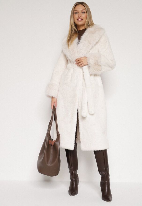 Born2be - Biały Futerkowy Płaszcz z Szerokim Kołnierzem i Mankietami z Wiązanym Paskiem Viaruna. Okazja: na co dzień, na imprezę. Kolor: biały. Materiał: dzianina. Długość rękawa: długi rękaw. Długość: długie. Styl: casual, elegancki