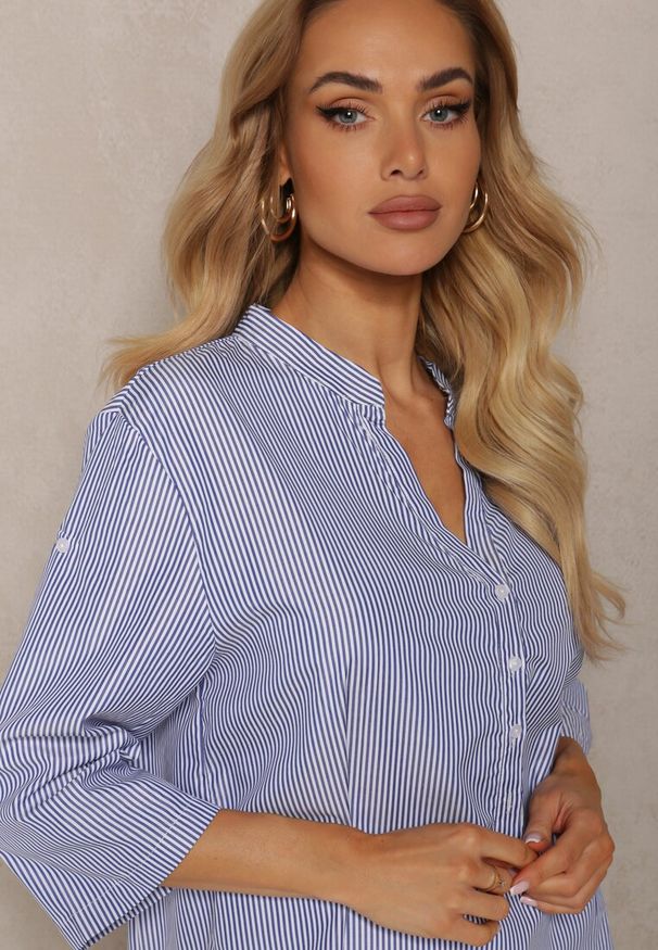 Renee - Granatowo-Biała Koszula z Bawełny o Luźnym Kroju w Paski z Guziczkami Konolla. Okazja: na co dzień. Kolor: niebieski. Materiał: bawełna. Wzór: paski. Styl: casual, elegancki