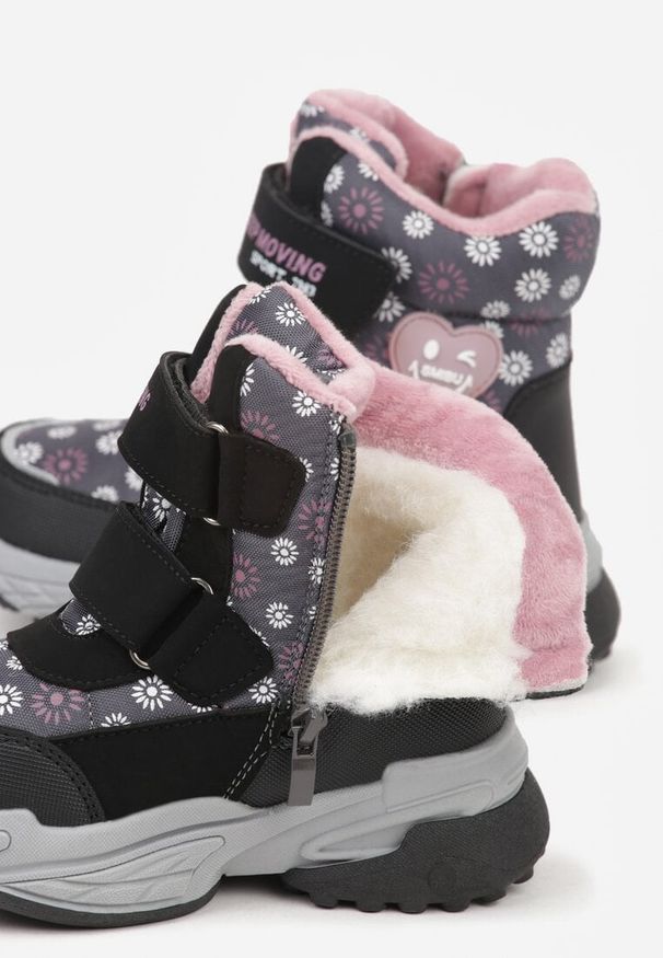 Born2be - Szare Śniegowce w Kwiatki z Sercem i Napisem Alwedina. Okazja: na co dzień. Kolor: szary. Materiał: jeans. Wzór: napisy, kwiaty. Sezon: zima. Styl: casual, elegancki