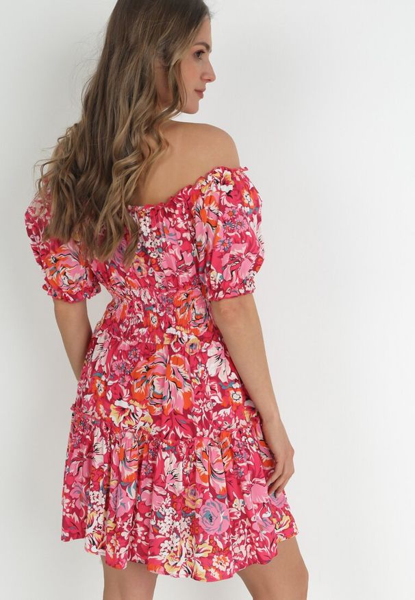 Born2be - Fuksjowa Wiskozowa Sukienka Mini z Gumkami w Pasie i Falbanką Muena. Typ kołnierza: kołnierz z falbankami. Kolor: różowy. Materiał: wiskoza. Wzór: kwiaty. Długość: mini