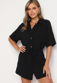 Born2be - Czarny Muślinowy Kombinezon z Bawełny Wiązany w Talii z Guzikami Dlirena. Kolor: czarny. Materiał: bawełna. Długość rękawa: krótki rękaw. Długość: krótkie. Styl: elegancki #1