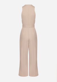 Born2be - Beżowy Taliowany Kombinezon Ozdobiony Paskiem Dollivia. Okazja: na co dzień. Kolor: beżowy. Wzór: aplikacja. Styl: elegancki, casual #5