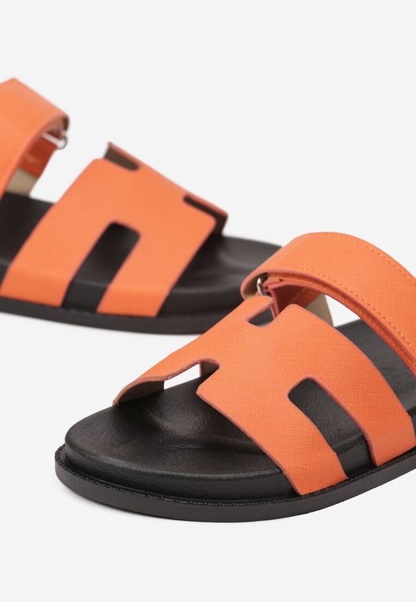 Born2be - Pomarańczowe Klapki z Geometrycznymi Paskami i Zapięciem na Rzep Saleniria. Okazja: na co dzień. Kolor: pomarańczowy. Wzór: geometria. Styl: casual, boho, elegancki