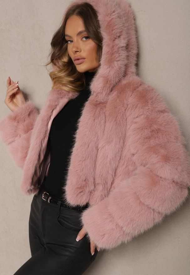 Renee - Jasnoróżowa Krótka Kurtka Futerko z Pikowanymi Przeszyciami Kemeriana. Okazja: na co dzień. Kolor: różowy. Materiał: futro. Długość: krótkie. Styl: casual