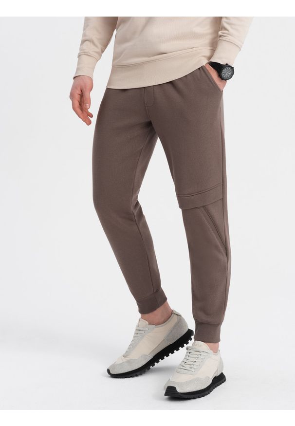 Ombre Clothing - Spodnie męskie dresowe z przeszyciem i zamkiem na nogawce - brązowe V4. Kolor: brązowy. Materiał: dresówka. Wzór: nadruk