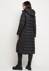 Born2be - Czarna Kurtka Pikowana o Długim Fasonie z Odpinanym Kapturem Reanora. Okazja: na co dzień, na spacer, do pracy. Kolor: czarny. Materiał: dzianina, jeans. Długość rękawa: długi rękaw. Długość: długie. Styl: casual #3