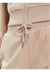 Guess Spodnie dresowe V3BB27 KBXI2 Beżowy Regular Fit. Kolor: beżowy. Materiał: syntetyk