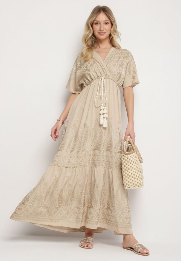 Born2be - Beżowa Kopertowa Sukienka z Wiskozy Zdobiona Frędzlami i Metalicznym Haftem Redeirae. Okazja: na spacer, na co dzień. Typ kołnierza: dekolt w serek. Kolor: beżowy. Materiał: wiskoza. Wzór: aplikacja, haft. Typ sukienki: kopertowe. Styl: casual, klasyczny