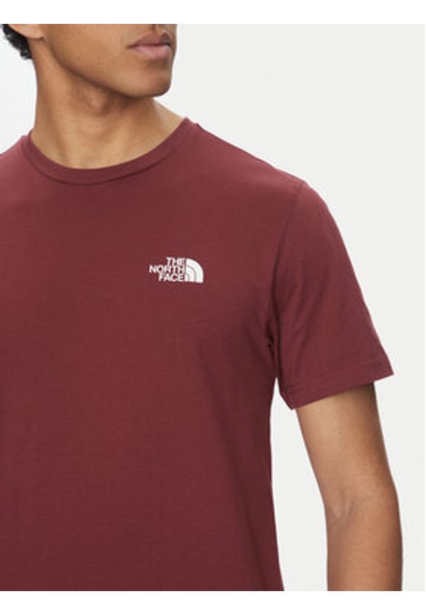 The North Face T-Shirt Simple Dome NF0A87NG Bordowy Regular Fit. Kolor: czerwony. Materiał: bawełna, syntetyk