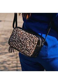 Listonoszka skórzana SHE 701/w czarna + jasna pantera. Kolor: czarny. Wzór: motyw zwierzęcy. Materiał: skórzane. Styl: casual, elegancki