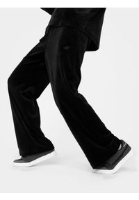 4F JUNIOR - Welurowe spodnie z szerokimi nogawkami dziewczęce. Okazja: na co dzień. Kolor: czarny. Materiał: welur. Wzór: haft. Styl: casual