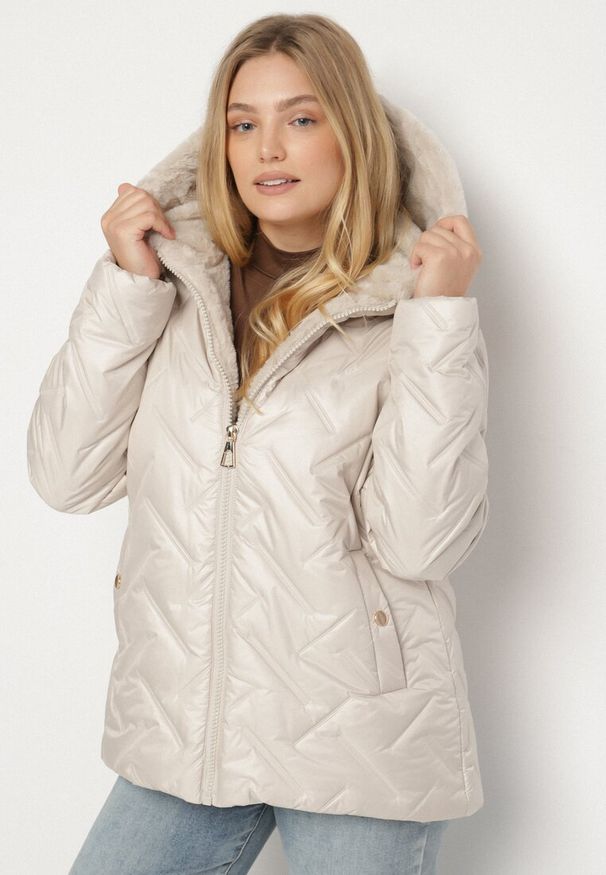 Born2be - Jasnobeżowa Pikowana Kurtka o Prostym Kroju z Kapturem Avilerie. Okazja: na co dzień. Typ kołnierza: kaptur. Kolekcja: plus size. Kolor: beżowy. Materiał: jeans. Styl: casual, elegancki