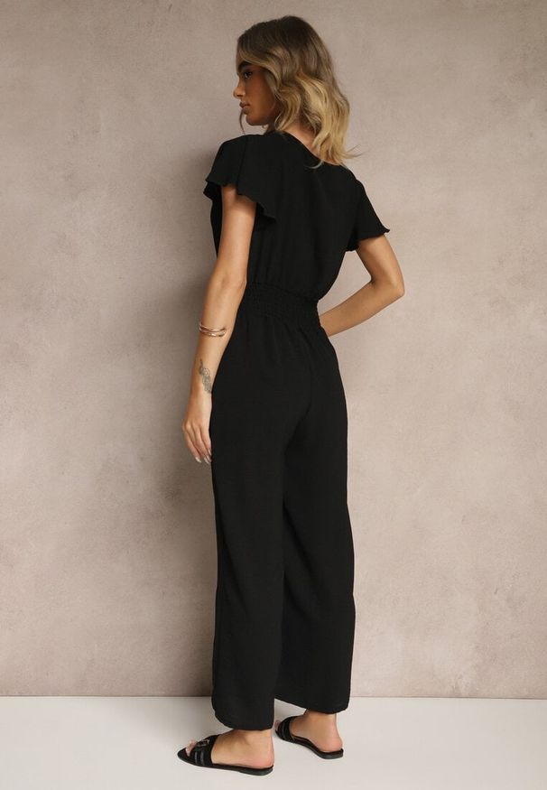 Renee - Czarny Kombinezon o Kopertowym Kroju z Gumką w Talii Martalia. Okazja: na imprezę, na co dzień. Kolor: czarny. Materiał: jeans. Długość rękawa: krótki rękaw. Długość: krótkie. Styl: elegancki, casual