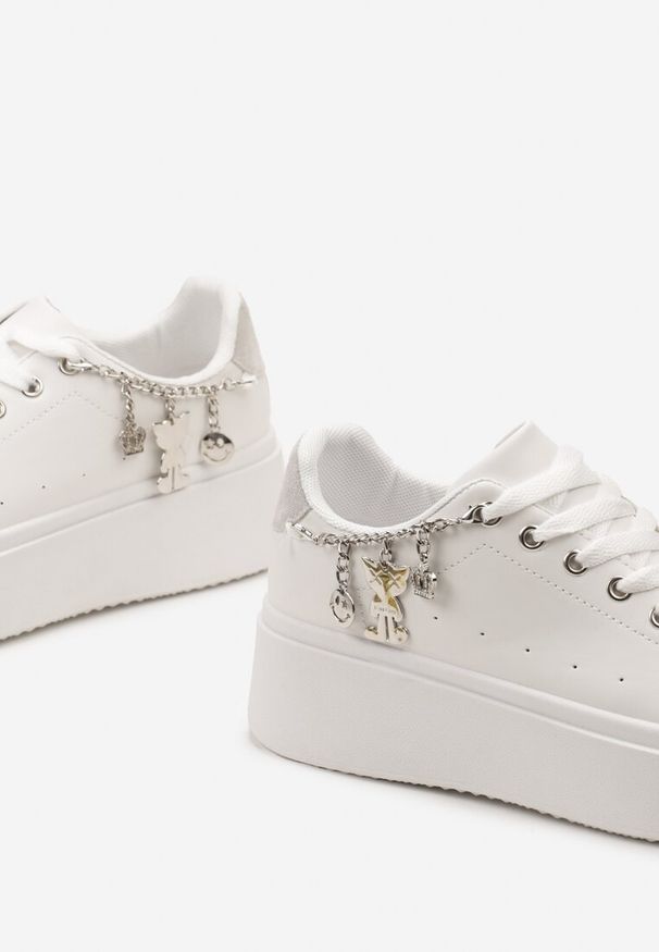 Born2be - Biało-Szare Sneakersy na Platformie z Ozdobnym Łańcuszkiem i Sznurowaniem Raelffe. Nosek buta: okrągły. Zapięcie: sznurówki. Kolor: biały. Materiał: materiał. Obcas: na platformie. Wysokość obcasa: niski