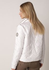 Born2be - Biała Dwustronna Kurtka Pikowana Ozdobiona Naszywką i Panterką Nemopis. Okazja: na co dzień. Kolor: biały. Materiał: jeans. Wzór: motyw zwierzęcy, aplikacja. Styl: casual #7