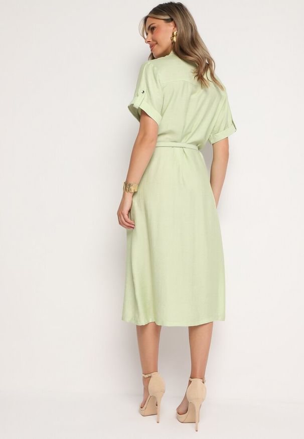 Born2be - Zielona Wiskozowa Sukienka o Koszulowym Kroju z Paskiem Nelavyn. Okazja: do pracy, na co dzień. Kolor: zielony. Materiał: wiskoza. Długość rękawa: krótki rękaw. Typ sukienki: koszulowe. Styl: casual, elegancki