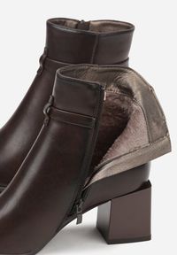 Born2be - Brązowe Eleganckie Botki na Niskim Słupku z Ozdobnym Paskiem z Aplikacją Avelerie. Okazja: na spotkanie biznesowe. Zapięcie: pasek. Kolor: brązowy. Wzór: aplikacja. Obcas: na słupku. Styl: elegancki #5