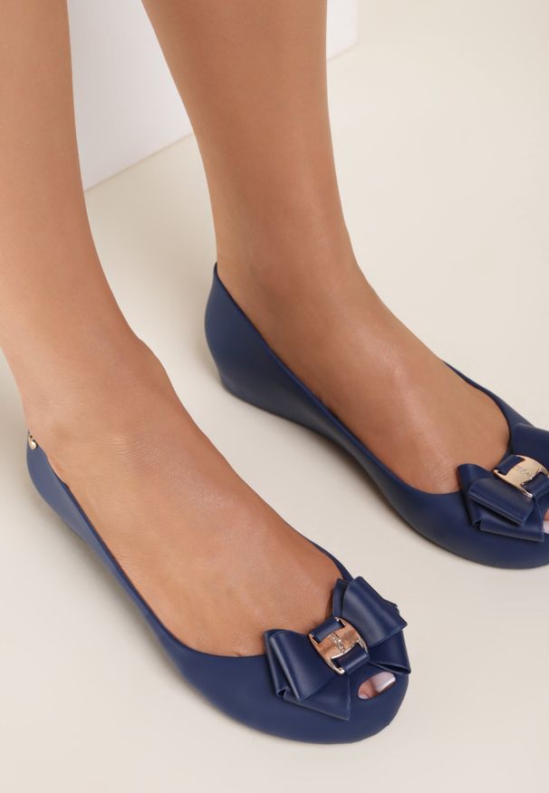 Born2be - Granatowe Balerinki Laimeda. Nosek buta: okrągły. Zapięcie: bez zapięcia. Kolor: niebieski. Materiał: guma. Wzór: aplikacja. Obcas: na koturnie