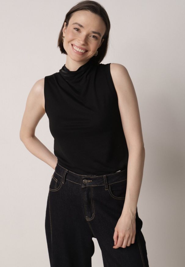 Born2be - Czarna Gładka Bluzka Bez Rękawów z Półgolfem Nedivra. Okazja: na co dzień, na spotkanie biznesowe, do pracy. Kolor: czarny. Materiał: poliester, elastan, materiał, jeans. Długość rękawa: bez rękawów. Wzór: gładki. Styl: casual, biznesowy, elegancki, klasyczny