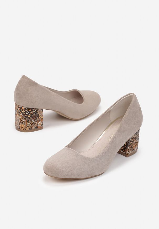 Born2be - Beżowe Czółenka Meara. Nosek buta: okrągły. Zapięcie: bez zapięcia. Kolor: beżowy. Szerokość cholewki: normalna. Wzór: aplikacja, gładki. Materiał: skóra. Obcas: na obcasie. Styl: elegancki. Wysokość obcasa: średni