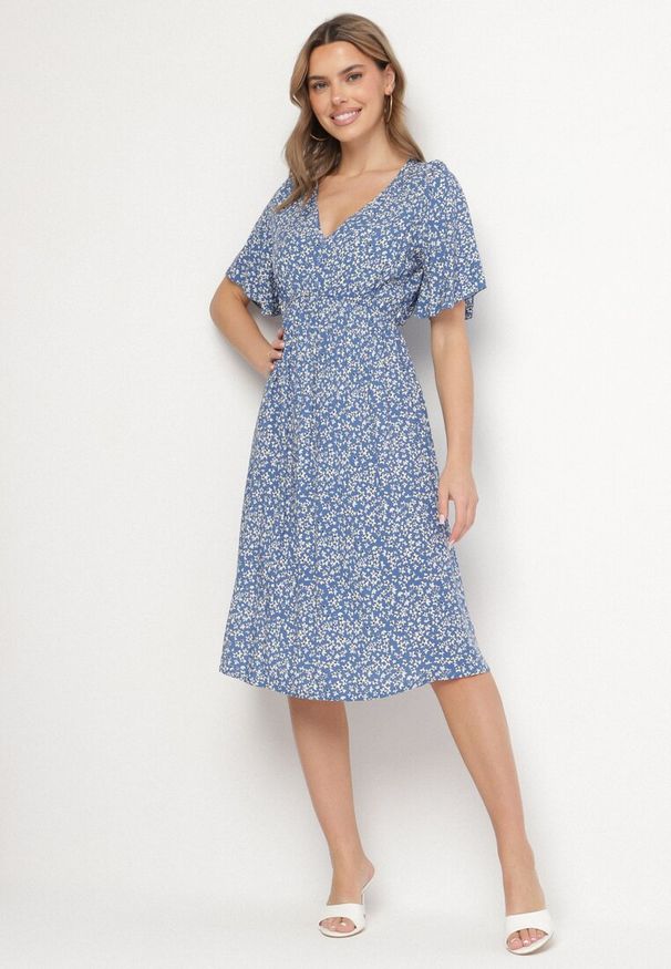 Born2be - Niebieska Sukienka z Bawełny Rozkloszowana w Kwiaty Esirive. Typ kołnierza: dekolt w kształcie V. Kolor: niebieski. Materiał: bawełna. Długość rękawa: krótki rękaw. Wzór: kwiaty