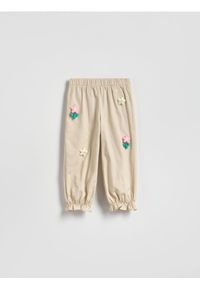 Reserved - Spodnie z aplikacją 3D - beżowy. Kolor: beżowy. Materiał: bawełna. Wzór: aplikacja #1