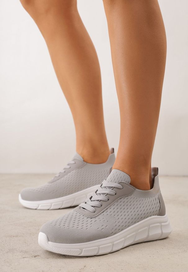 Born2be - Szare Minimalistyczne Buty Sportowe z Siateczki na Tłoczonej Podeszwie Zanera. Okazja: na co dzień, na spacer. Kolor: szary. Materiał: jeans. Szerokość cholewki: normalna. Sport: turystyka piesza, fitness, joga i pilates