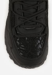 Renee - Czarne Sneakersy na Platformie Ozdobione Cyrkoniami i Koronką Antea. Okazja: na co dzień. Kolor: czarny. Materiał: koronka. Wzór: aplikacja, koronka. Obcas: na platformie #6
