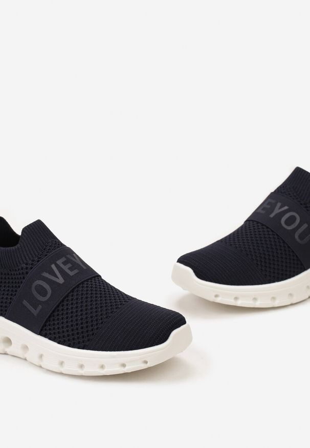 Renee - Granatowe Buty Sportowe z Napisem LOVE i Elastyczną Cholewką Alaissa. Nosek buta: okrągły. Kolor: niebieski. Szerokość cholewki: normalna. Wzór: napisy