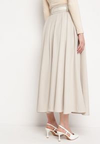 Born2be - Jasnobeżowa Spódnica o Rozkloszowanym Plisowanym Fasonie z Paskiem z Klamrą Aferna. Kolor: beżowy. Styl: elegancki