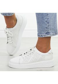 Białe skórzane sneakersy damskie Sergio Leone Sp114. Okazja: na co dzień. Zapięcie: sznurówki. Kolor: biały. Materiał: skóra. Sezon: wiosna, jesień, lato. Obcas: na platformie. Styl: klasyczny, casual