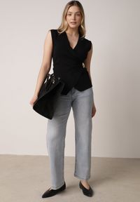 Born2be - Czarna Bluzka z Wiskozą Kopertowym Dekoltem i Metalową Klamrą z Boku Sanviel. Kolor: czarny. Materiał: wiskoza #7