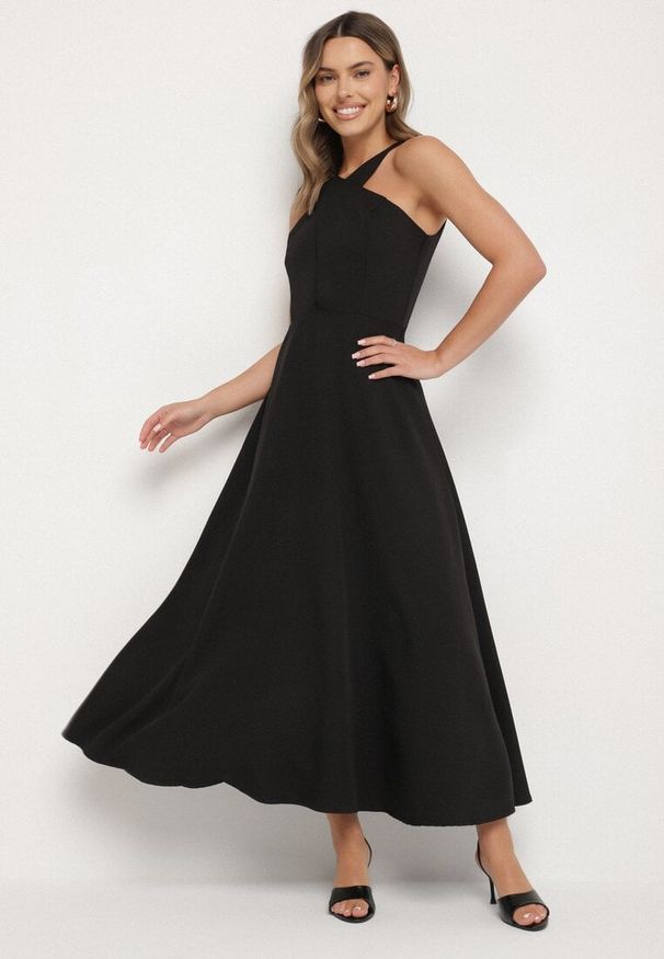 Born2be - Czarna Rozkloszowana Sukienka z Wiskozą i Dekoltem Typu Halter Dolienna. Typ kołnierza: dekolt halter. Kolor: czarny. Materiał: wiskoza. Typ sukienki: rozkloszowane. Styl: elegancki