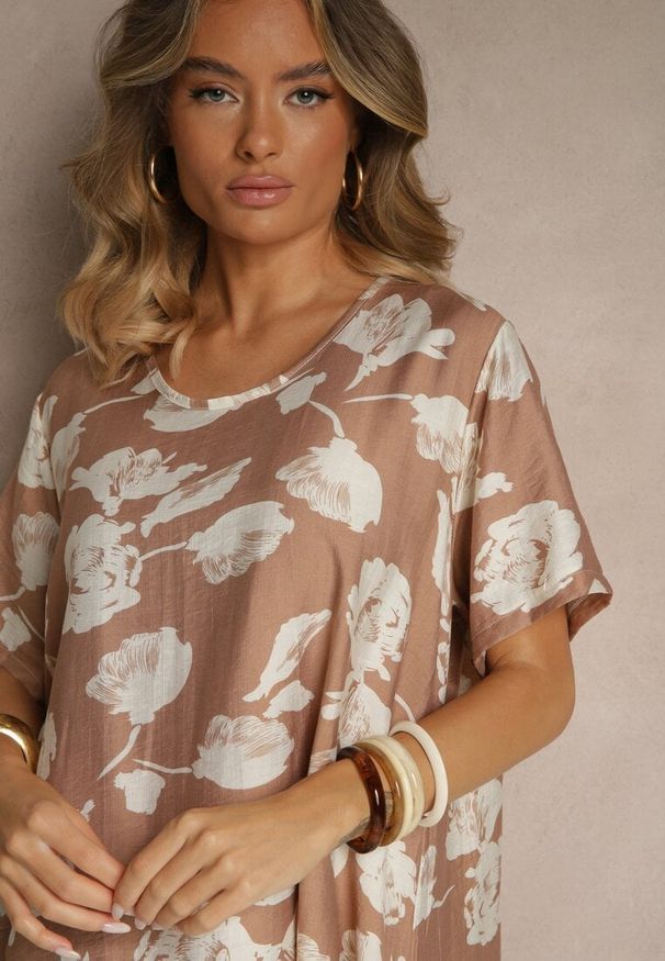 Renee - Ciemnobeżowa Sukienka Pudełkowa z Wiskozy w Kwiaty Aranolia. Okazja: na co dzień. Typ kołnierza: dekolt w serek. Kolor: beżowy. Materiał: wiskoza. Wzór: kwiaty. Typ sukienki: proste. Styl: elegancki, casual