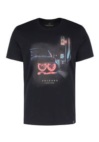 Volcano - T-shirt z printem T-IVER. Kolor: niebieski. Materiał: materiał, bawełna. Długość: długie. Wzór: nadruk. Styl: klasyczny