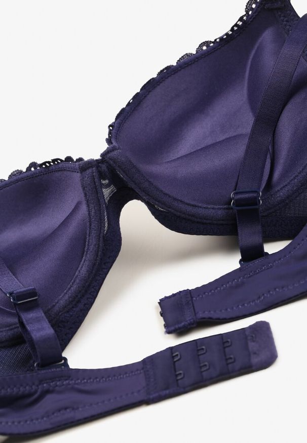 Born2be - Granatowy Koronkowy Biustonosz Typu Push-Up z Usztywnionymi Miseczkami i Metalowymi Ozdobami Ellas. Kolor: niebieski. Materiał: koronka. Rodzaj stanika: push-up. Wzór: aplikacja