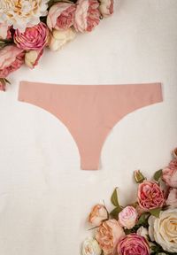 Renee - Różowe Majtki Bezszwowe Stringi Genevra. Kolor: różowy. Materiał: jeans