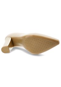 Czółenka damskie Armodo, cholewka ze skóry naturalnej licowej wsuwany fason zabudowany szpiczasty przód, beżowe, DS-976/2/A. Nosek buta: szpiczasty. Kolor: beżowy. Materiał: skóra. Szerokość cholewki: normalna #4