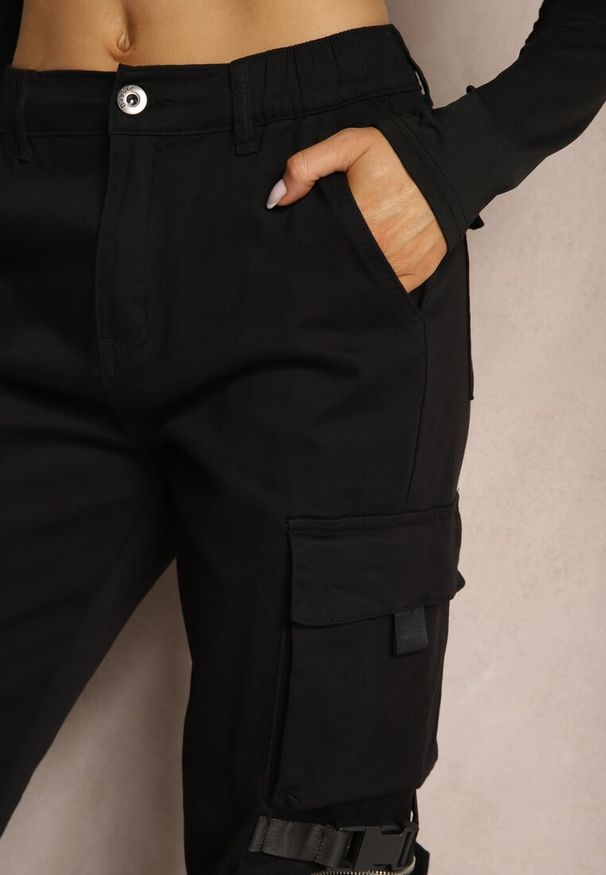 Renee - Czarne Spodnie Joggery z Kieszeniami Cargo z Elastycznej Bawełny Irisane. Okazja: na co dzień. Kolor: czarny. Materiał: bawełna. Styl: casual, elegancki