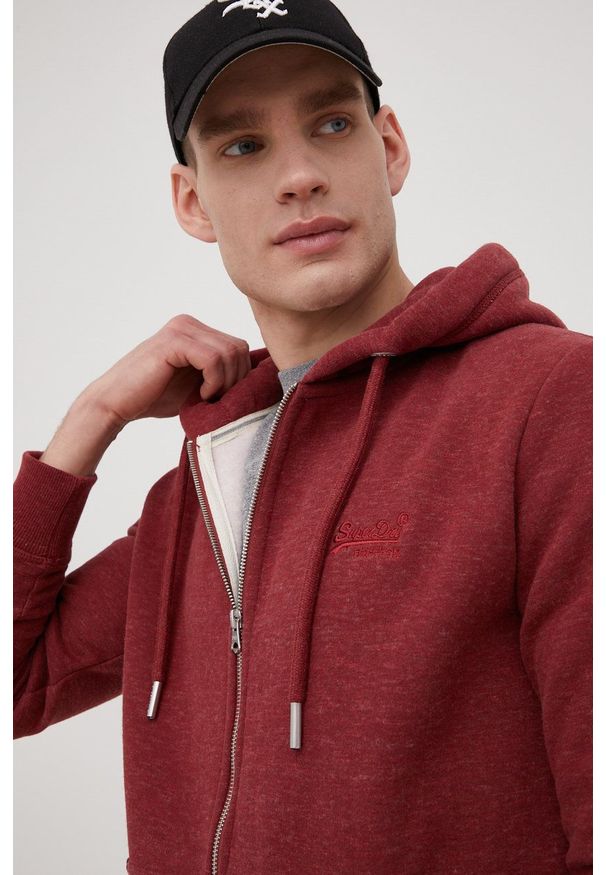 Superdry bluza męska kolor bordowy z kapturem gładka. Okazja: na co dzień. Typ kołnierza: kaptur. Kolor: czerwony. Materiał: bawełna. Wzór: gładki. Styl: casual
