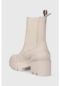 TOMMY HILFIGER - Tommy Hilfiger sztyblety RUBBERIZED MID HEEL BOOT damskie kolor beżowy na słupku FW0FW07520. Nosek buta: okrągły. Kolor: beżowy. Materiał: materiał, włókno, guma. Obcas: na słupku. Wysokość obcasa: średni #5