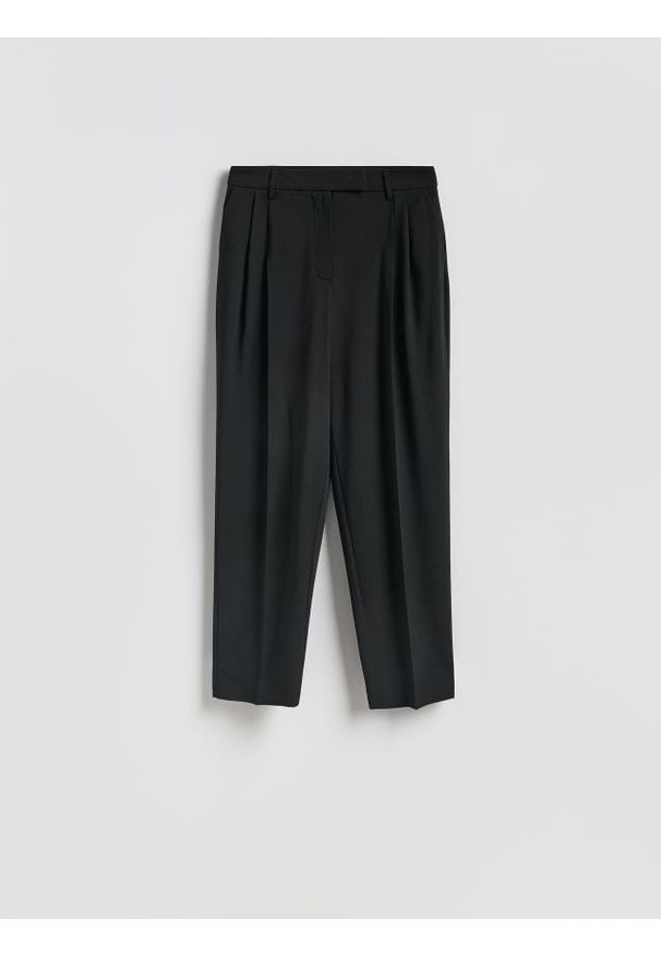Reserved - Spodnie carrot fit - czarny. Kolor: czarny. Materiał: tkanina, wełna, wiskoza, len. Wzór: gładki