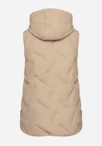 Born2be - Beżowa Przejściowa Kamizelka z Pikowanymi Przeszyciami i Kapturem Fesolira. Okazja: na co dzień. Kolekcja: plus size. Kolor: beżowy. Materiał: jeans. Styl: sportowy, casual #7