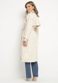 Born2be - Beżowy Dwurzędowy Płaszcz Trencz z Wiązanym Paskiem Rozcięciem i Klapą Terezi. Okazja: na co dzień. Kolor: beżowy. Materiał: jeans. Styl: casual, elegancki, klasyczny #7