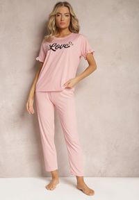 Renee - Różowy 2-Częściowy Komplet Piżamowy Koszulka z Napisem i Proste Spodnie Niela. Kolor: różowy. Wzór: napisy #1