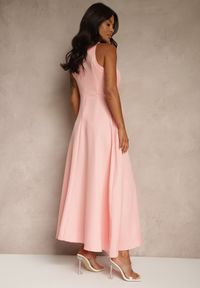 Renee - Różowa Koktajlowa Sukienka z Wiskozą i Dekoltem Halter Dolmanna. Typ kołnierza: dekolt halter. Kolor: różowy. Materiał: wiskoza. Styl: wizytowy #4