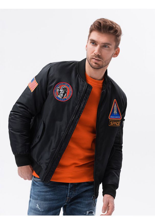 Czarna kurtka Ombre Clothing w kolorowe wzory, elegancka, ze stójką, na wiosnę