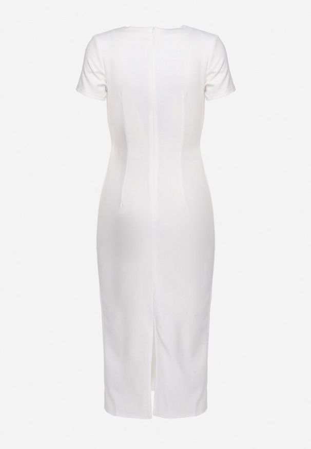 Born2be - Biała Taliowana Koktajlowa Sukienka z Wiskozą i Rozcięciem z Tyłu Castorea. Okazja: na co dzień. Kolor: biały. Materiał: wiskoza. Długość rękawa: krótki rękaw. Styl: wizytowy