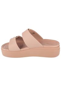 Klapki Crocs Brooklyn Low Wedge Sandal 207431-2Q9 beżowy. Kolor: beżowy. Wzór: paski. Obcas: na koturnie. Wysokość obcasa: średni #2